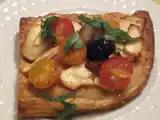 Recette Pizza-entrée au fromage fumé et aux tomates cerises
