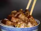 Recette Poitrine de porc caramelisee aux oignons et 5 parfums