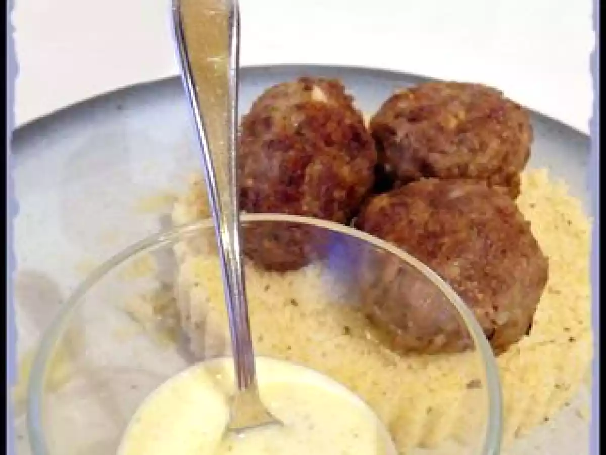 Boulettes de boeuf, sauce au yaourt citronnée et semoule à la menthe