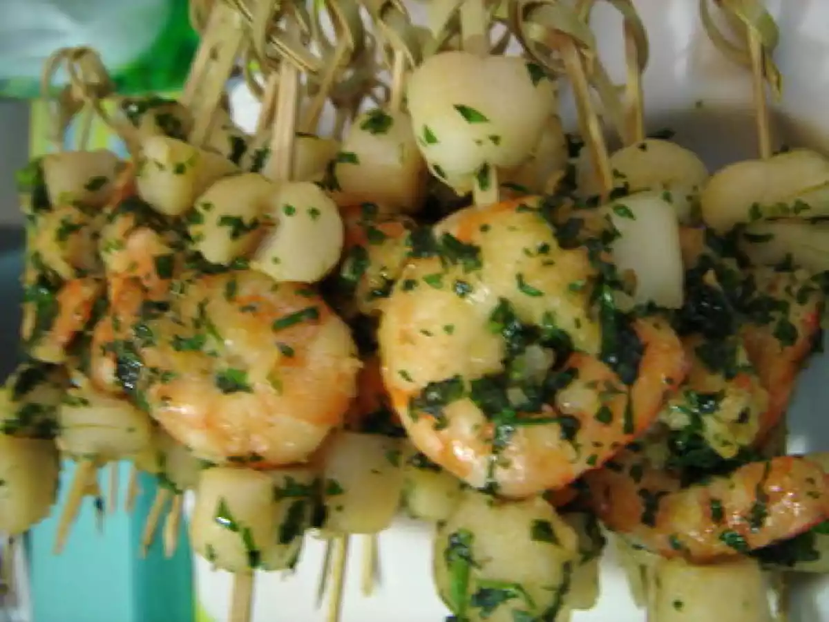 Brochettes de gambas et noix de saint jacques sur lit d'herbes fraîches - photo 2