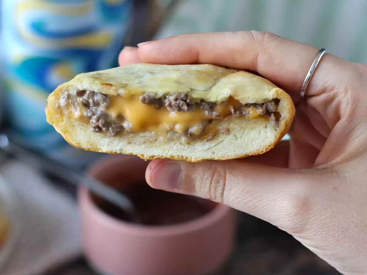 Buns garnis façon burger: idéal pour un dîner rapide et savoureux