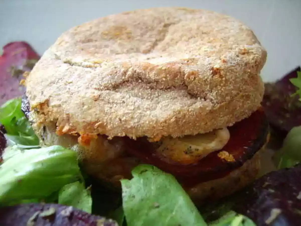 BURGERS DE MUFFINS AU CHORIZO ET AU CHÈVRE