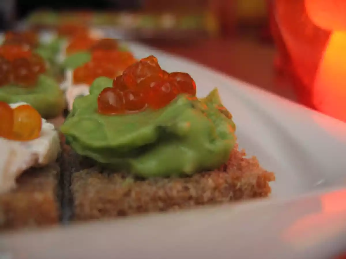 Canapés d'oeufs de saumon à l'avocat & au fromage frais - photo 3