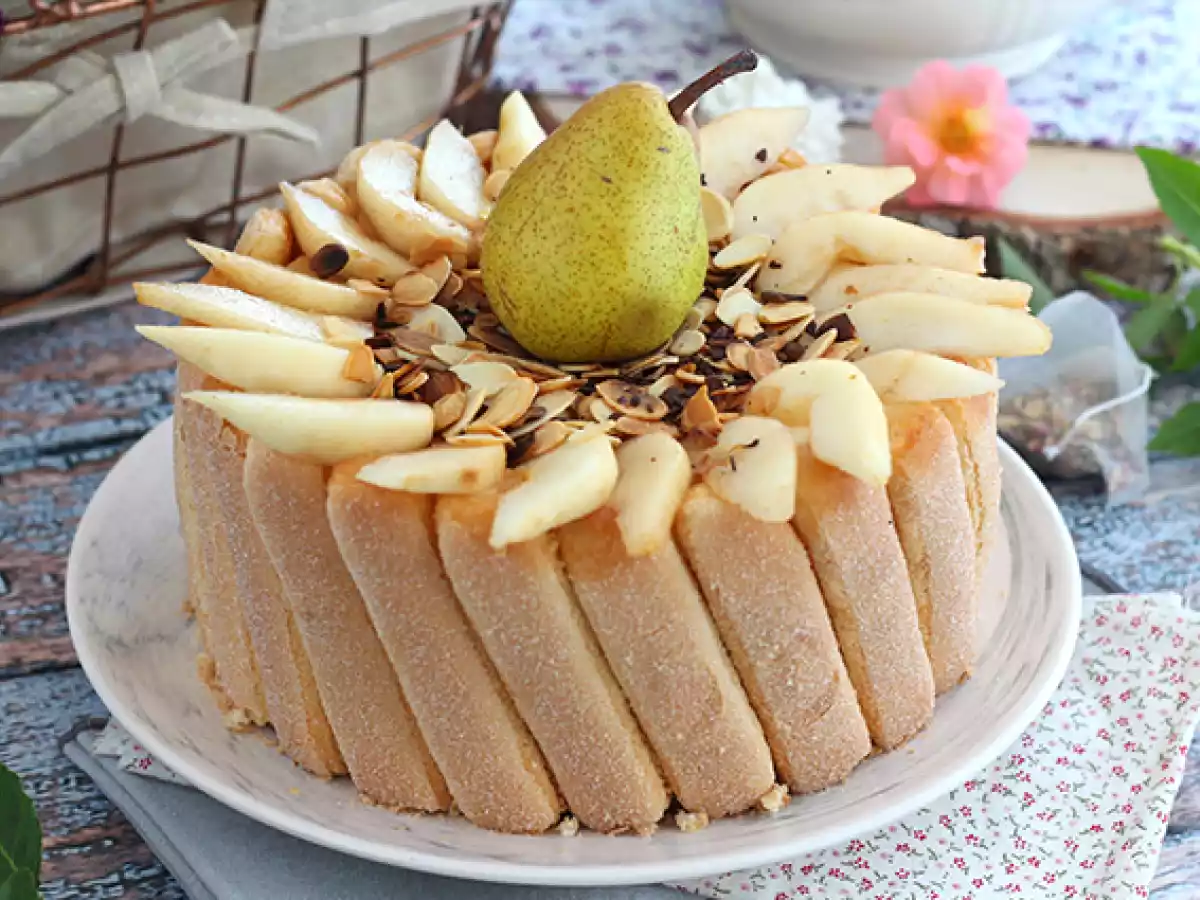 Charlotte aux poires et amandes grillées