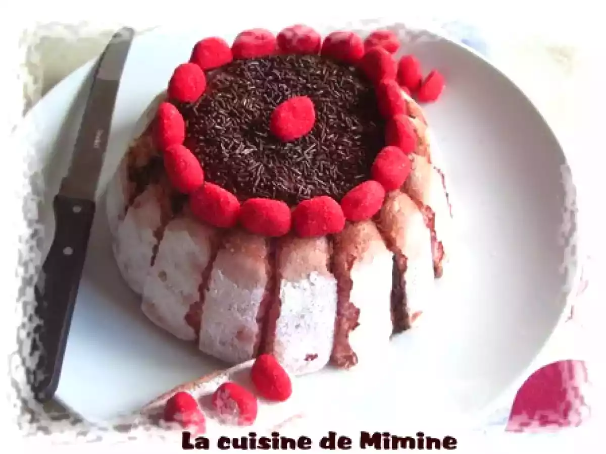 Charlotte rose et noir avec sa crème anglaise au fraises tagada