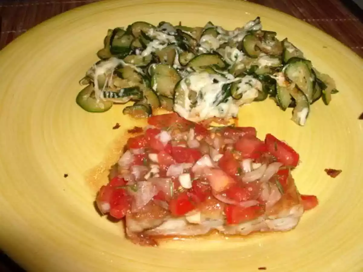 Colin et sa sauce vierge accompagné d'une pôelée de courgettes au fromage fondu