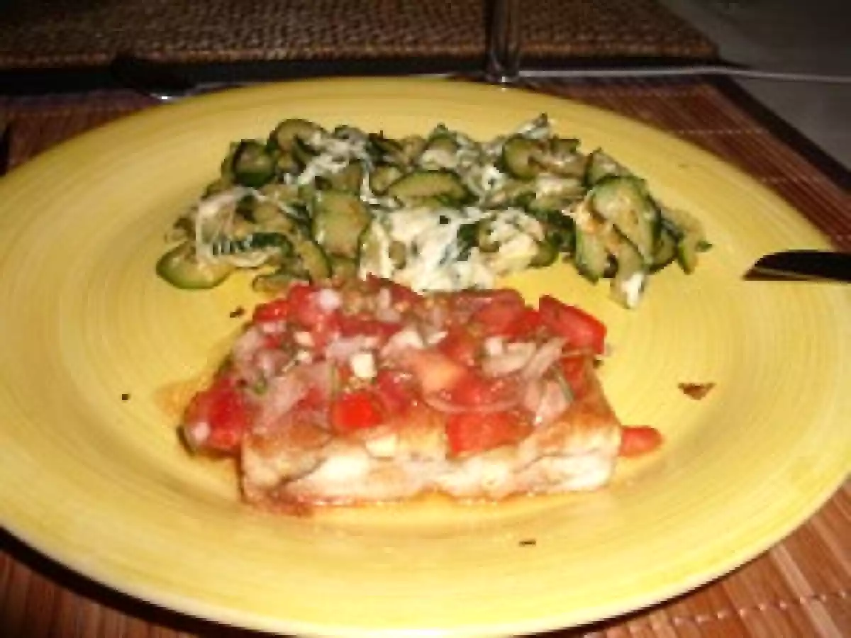 Colin et sa sauce vierge accompagné d'une pôelée de courgettes au fromage fondu - photo 2