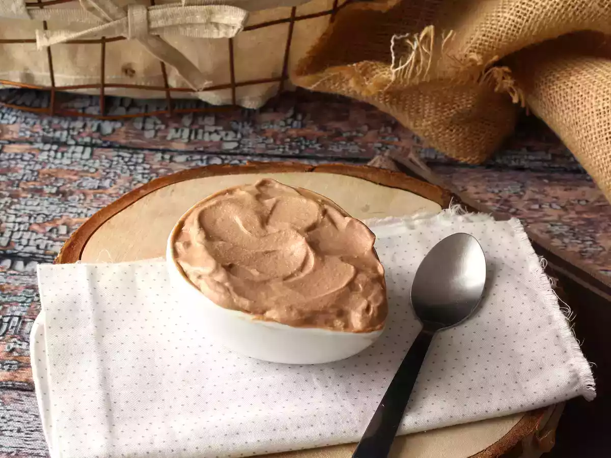 Crème montée à la pâte à tartiner Nutella, parfait pour garnir vos gâteaux et layer cakes