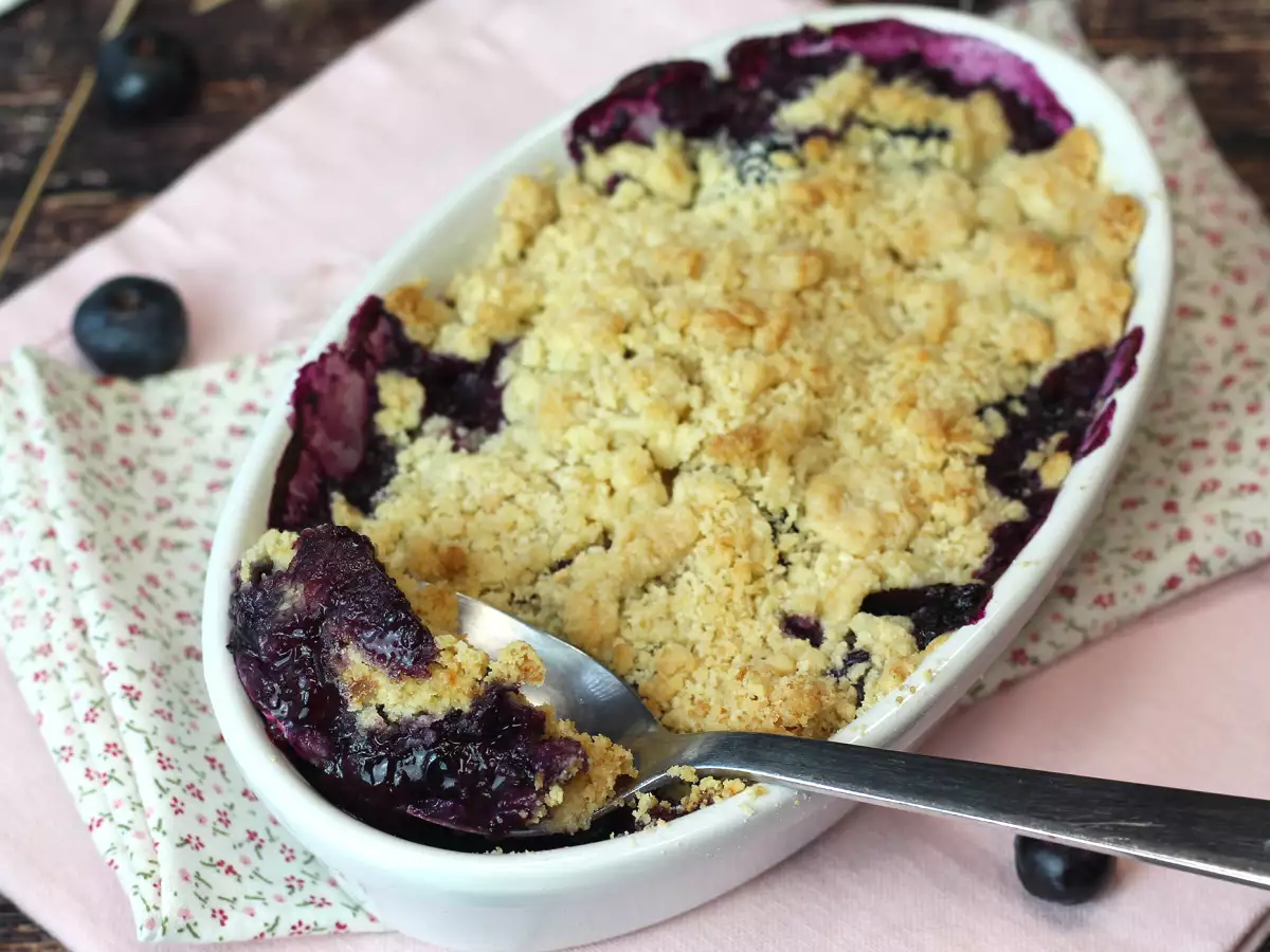 Crumble aux myrtilles: doré sur le dessus, juteux à l'intérieur - photo 3