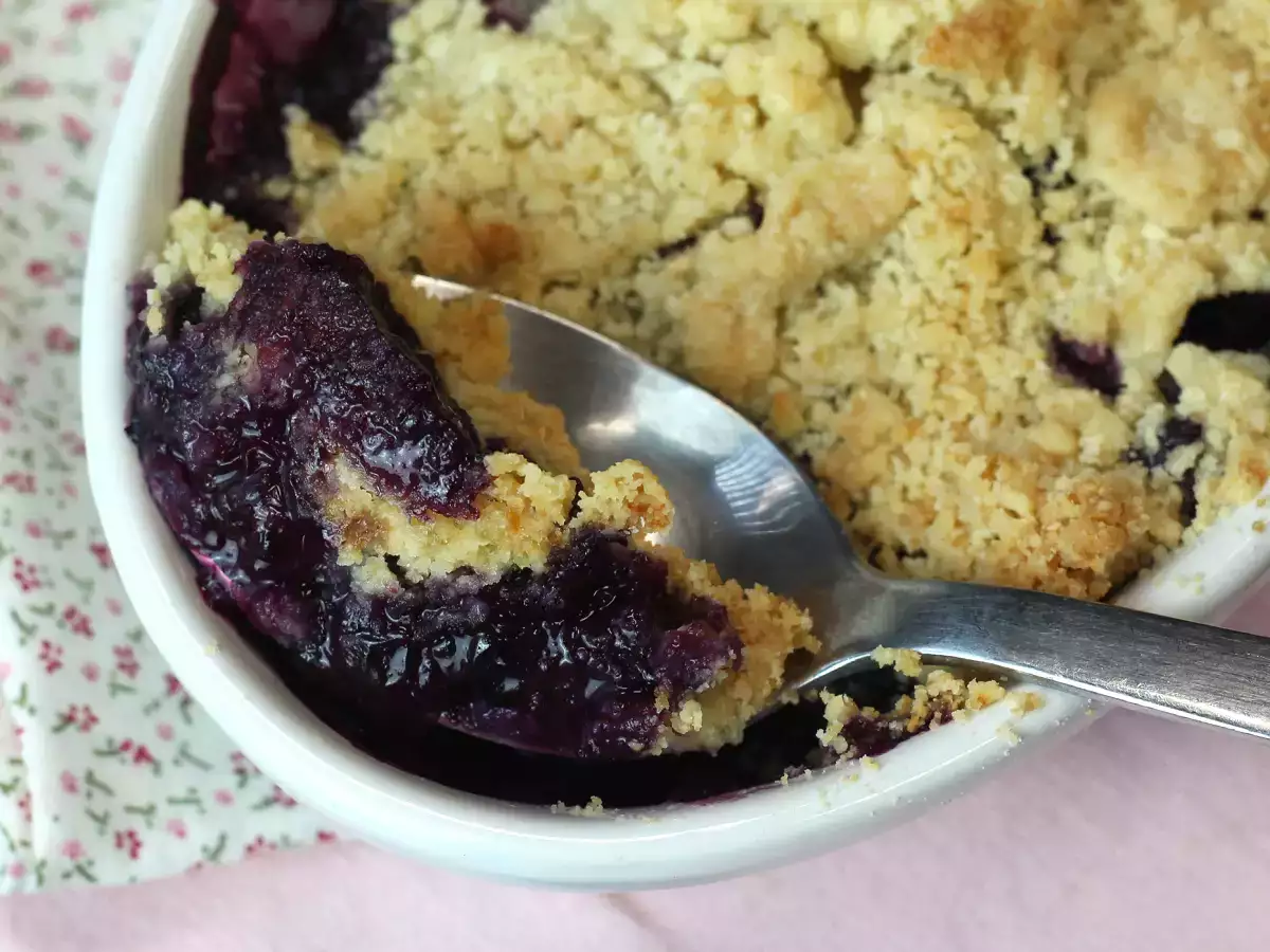 Crumble aux myrtilles: doré sur le dessus, juteux à l'intérieur