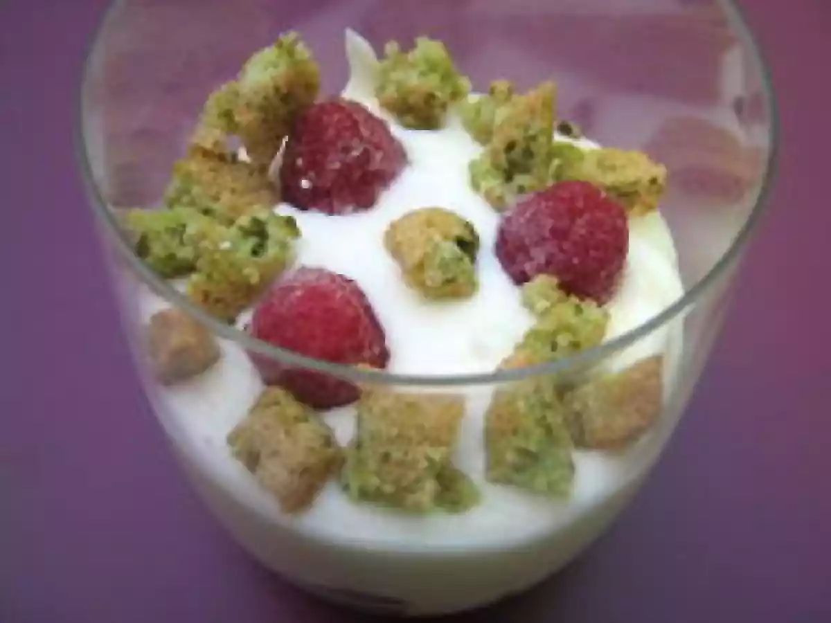 Dacquoise pistache, mousse au chocolat blanc et framboises