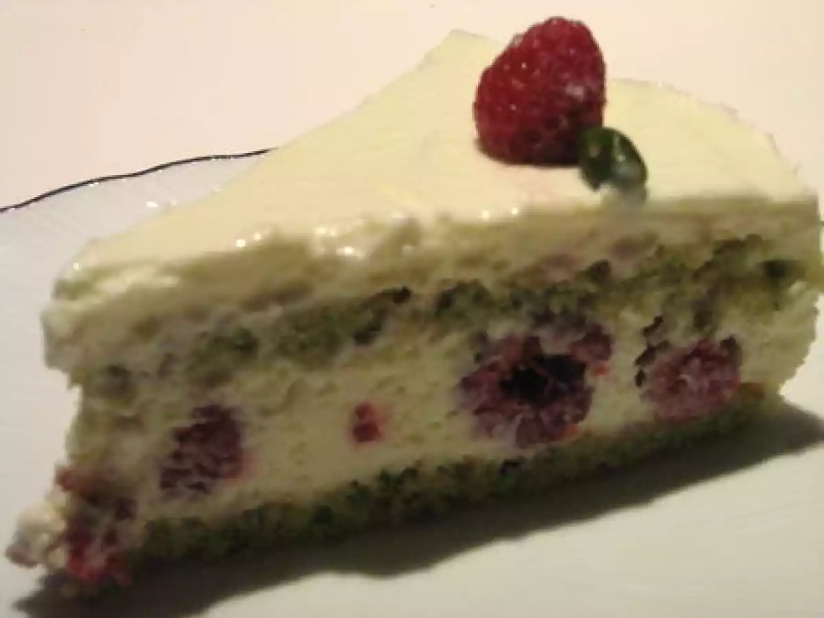 Dacquoise pistache, mousse au chocolat blanc et framboises - photo 2