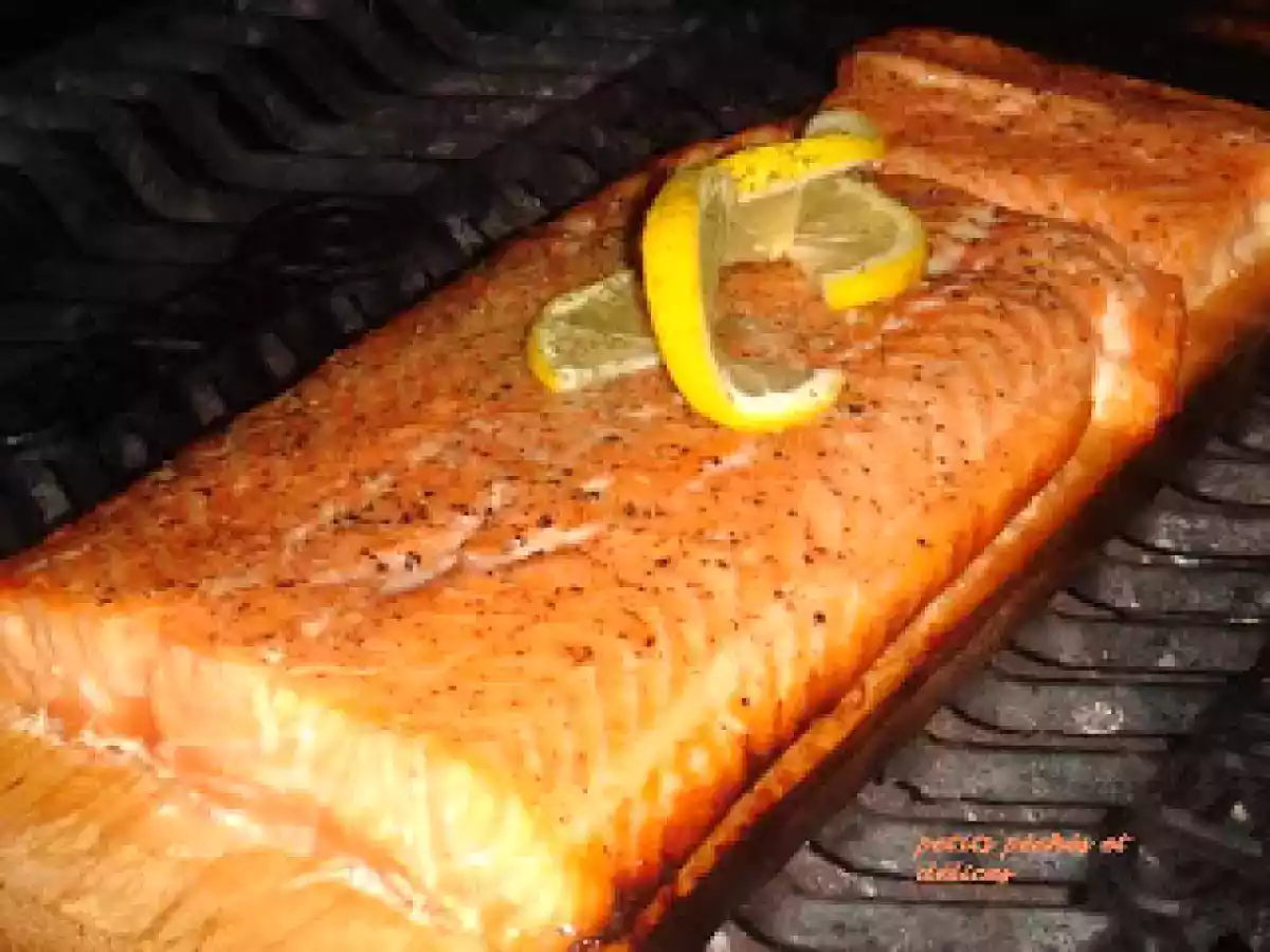 Filet de saumon grillé, sur planche de cèdre, sauce au concombre et à l' aneth
