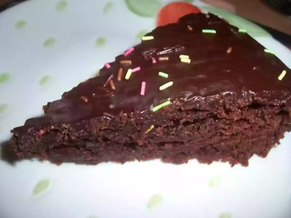 Gâteau d'anniversaire: gâteau au chocolat et à la framboise
