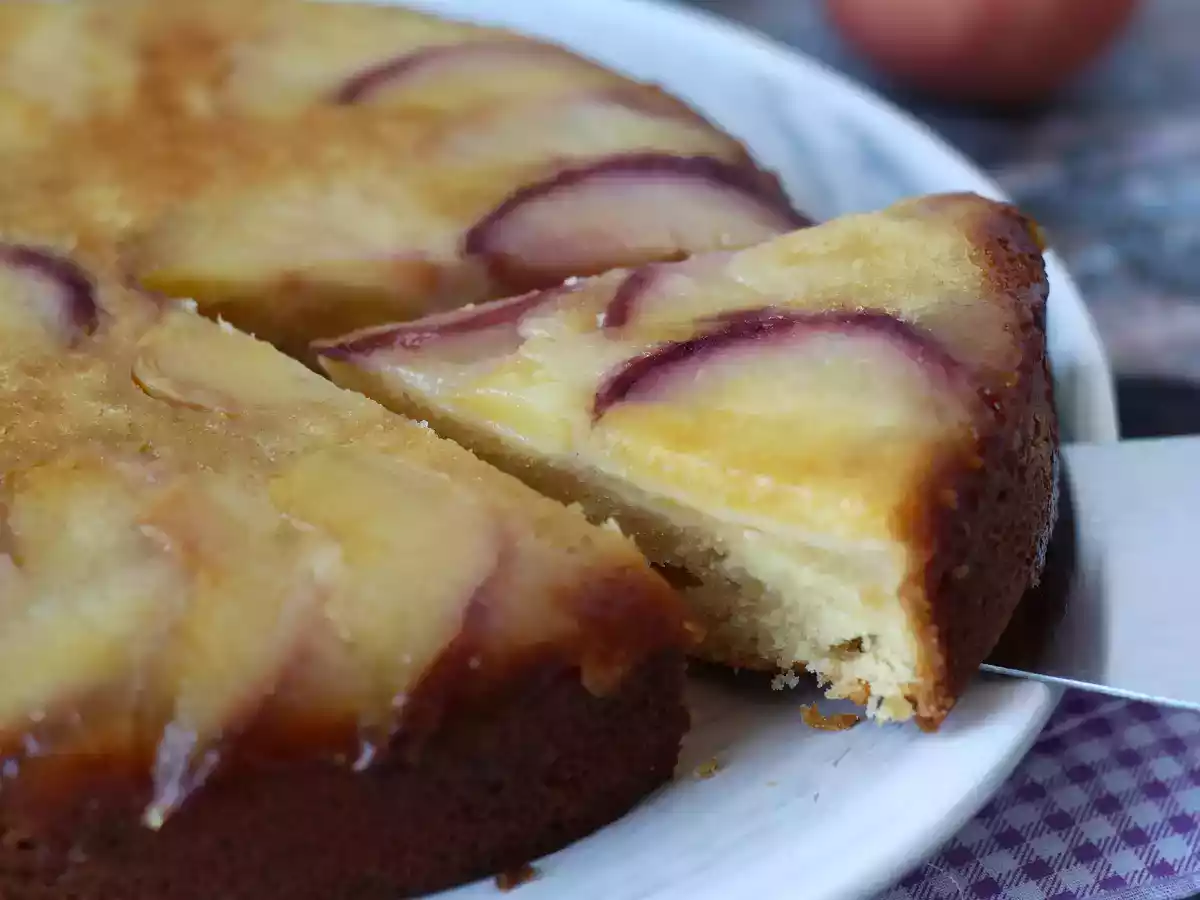 Gâteau renversé à la pêche, moelleux, fondant et caramélisé