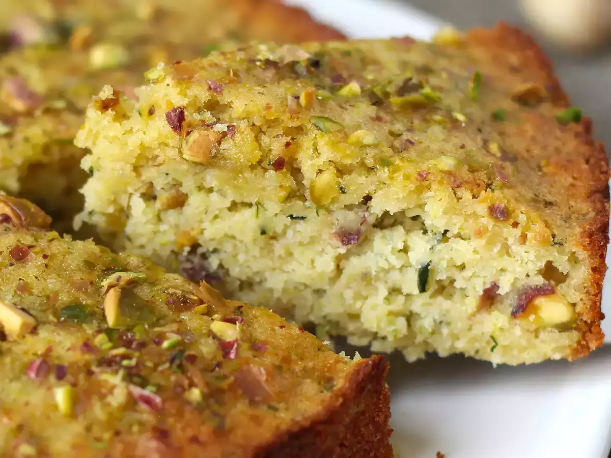 Gâteau ultra moelleux aux pistaches, au citron vert et à la courgette