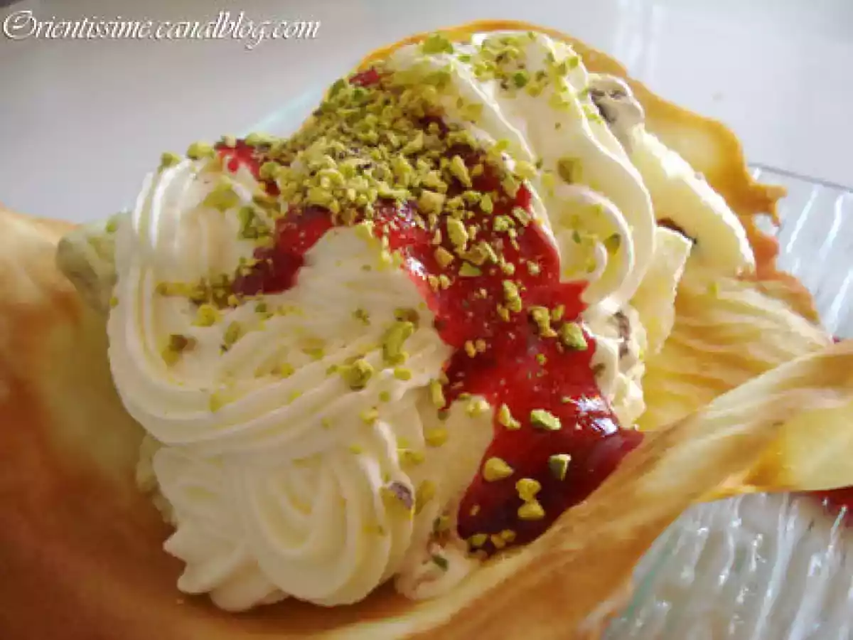 Glace à la pistache, son coulis de framboises, sa chantilly et sa tulipe