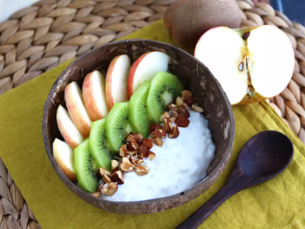 Goûter au yaourt de coco, pomme, kiwi et noisettes