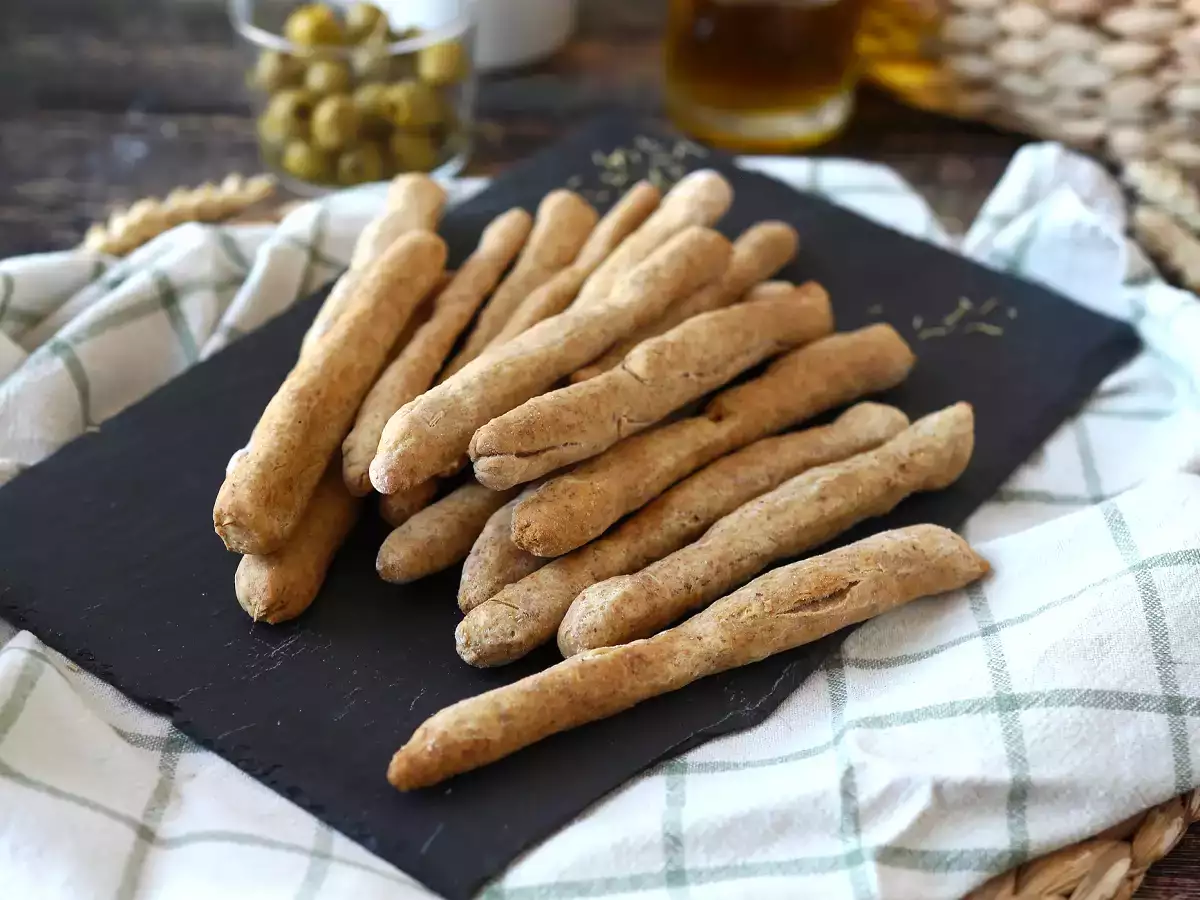 Gressins maison aux herbes : simples à faire et hyper croustillants !