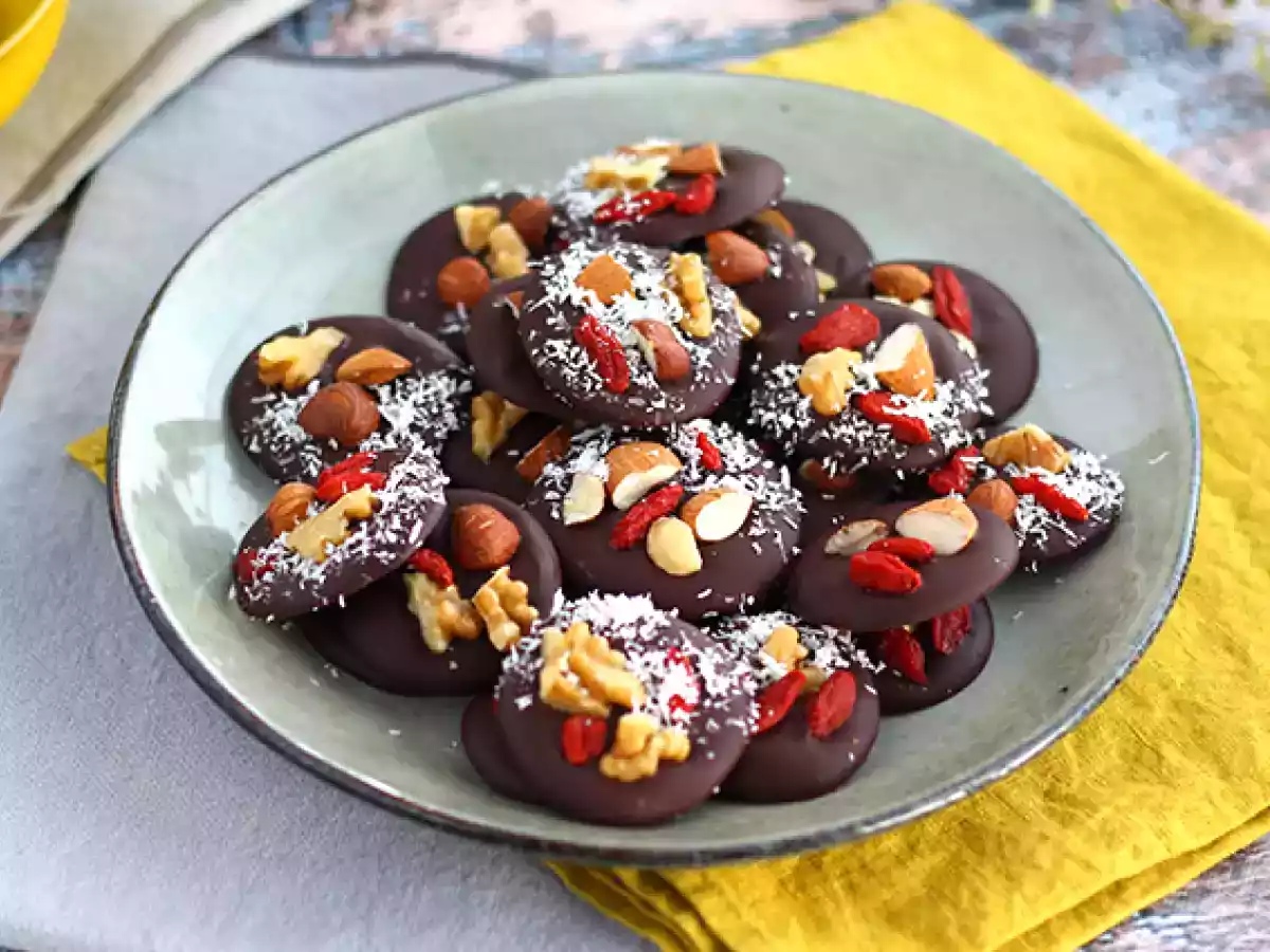 Mendiants, chocolats aux fruits secs
