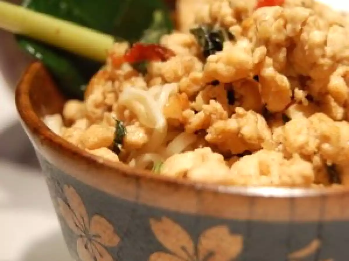 Miettes de poulet sauté au basilic thaï