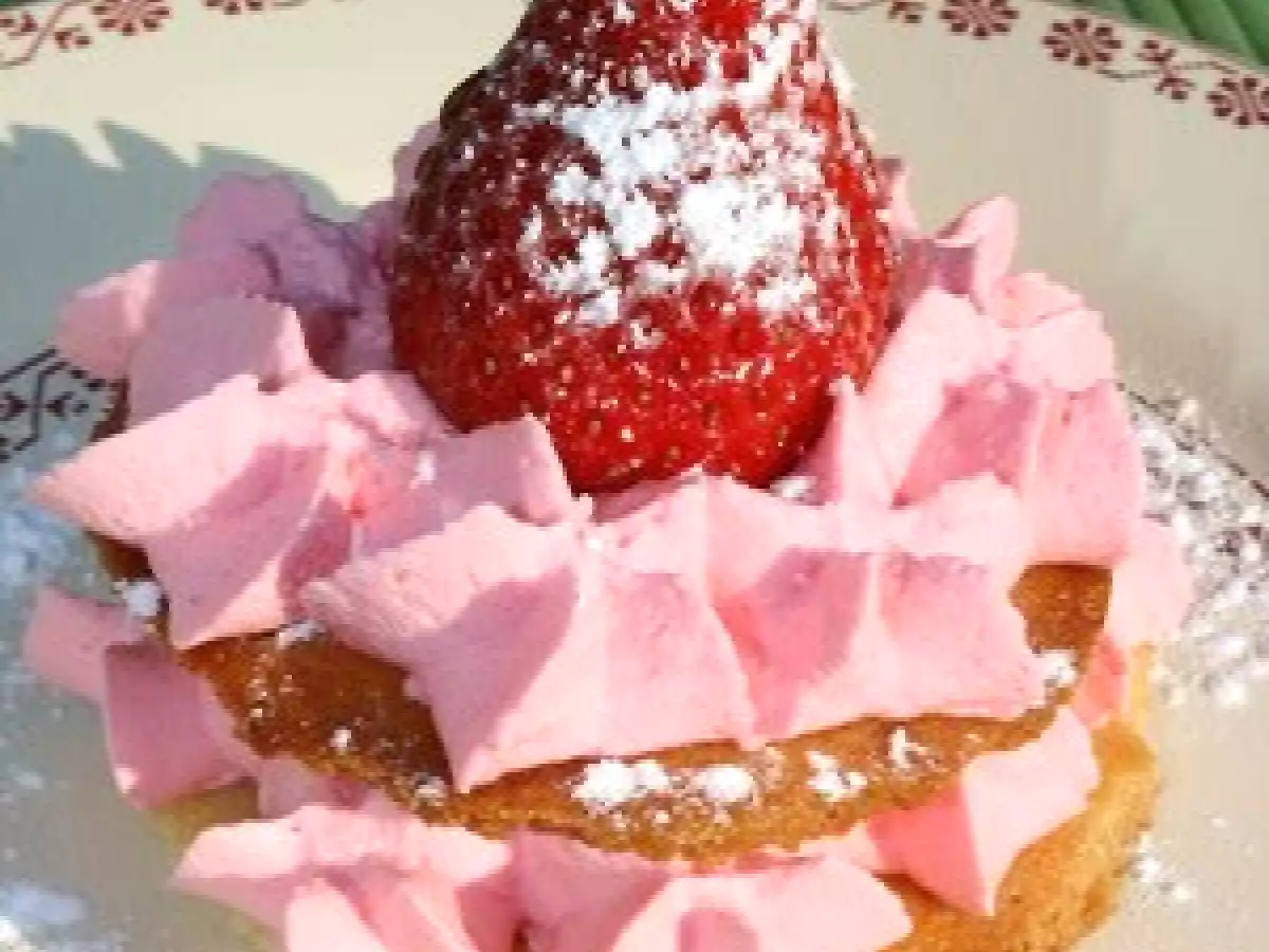 Millefeuille aux fraises et sa chantilly rose pour la St-Valentin