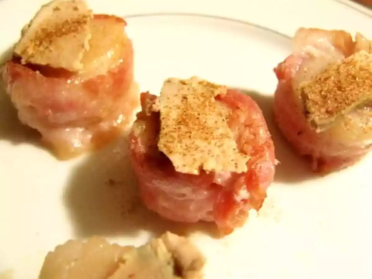 Noix de saint-Jacques au lard fumé, copeau de foie gras & poudre de carapace torréfiée