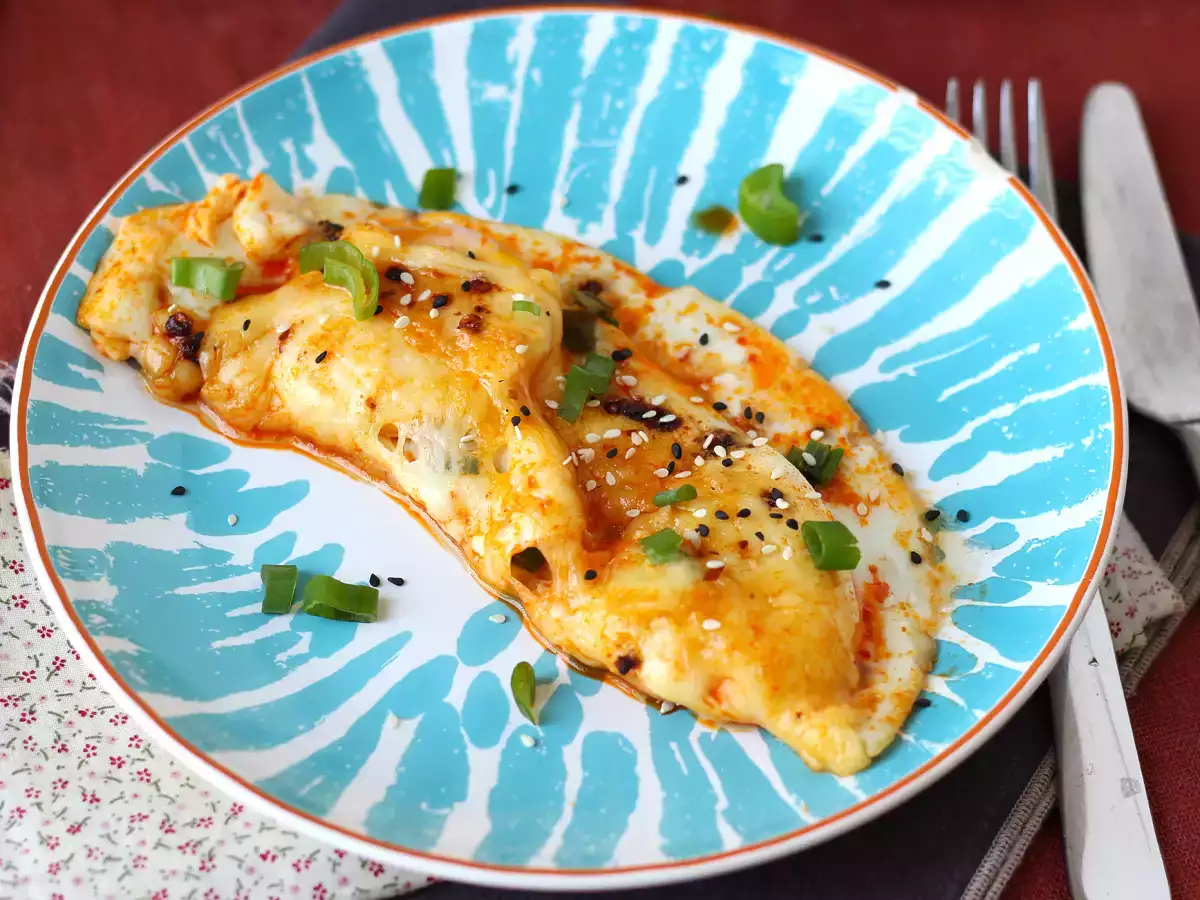 Oeufs au plat au miel et à la mozzarella, le petit déjeuner express sucré salé et pimenté!