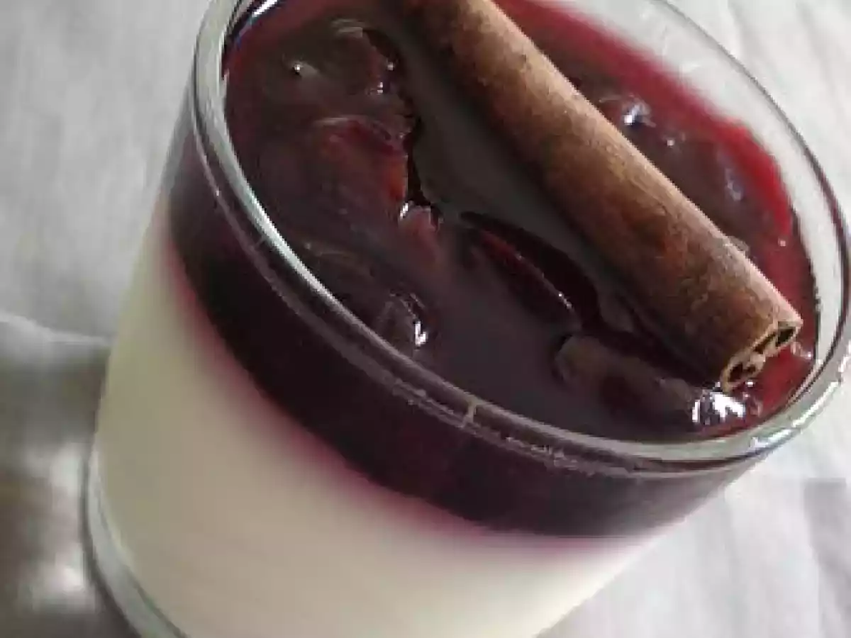 Panna cotta à la cannelle & sa compotée de cerises