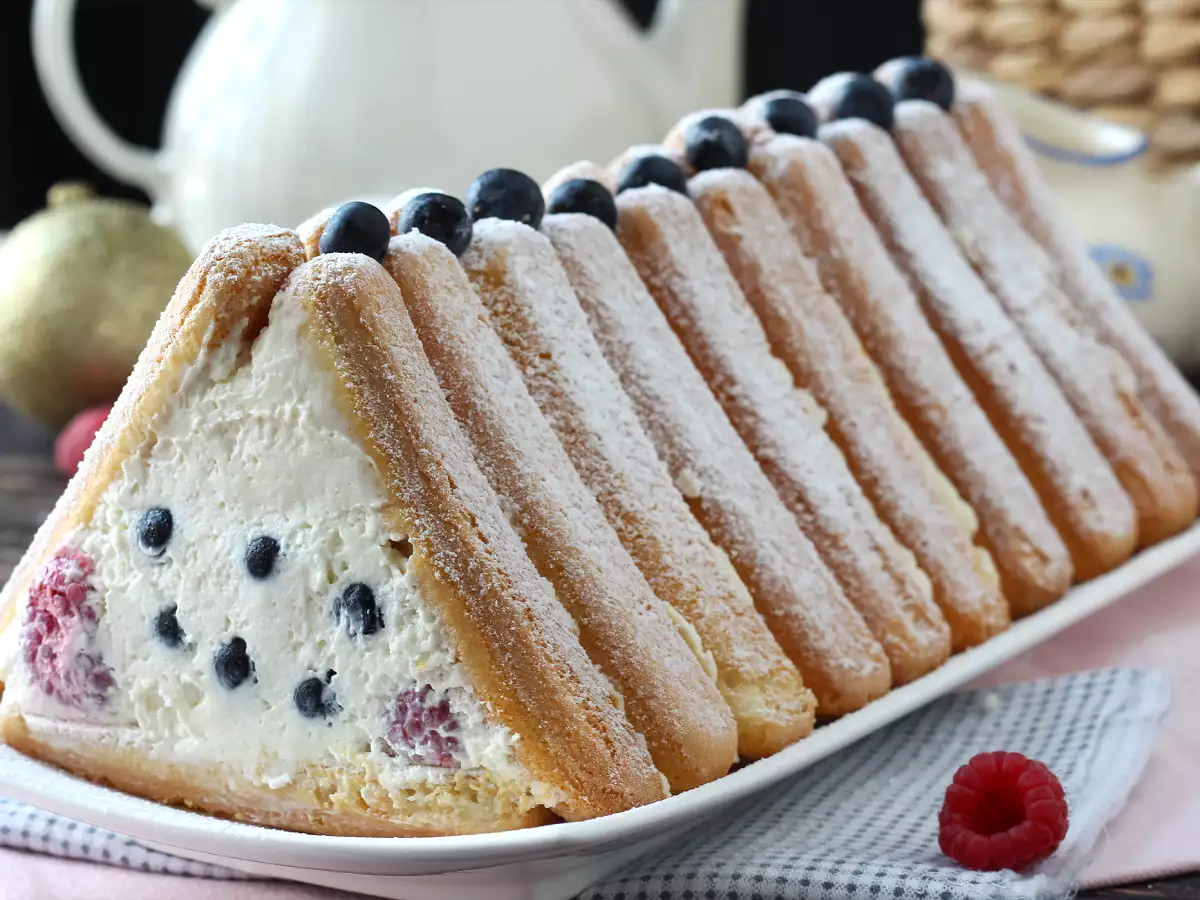 Pas besoin de moule pour réaliser cette bûche aux fruits rouges!