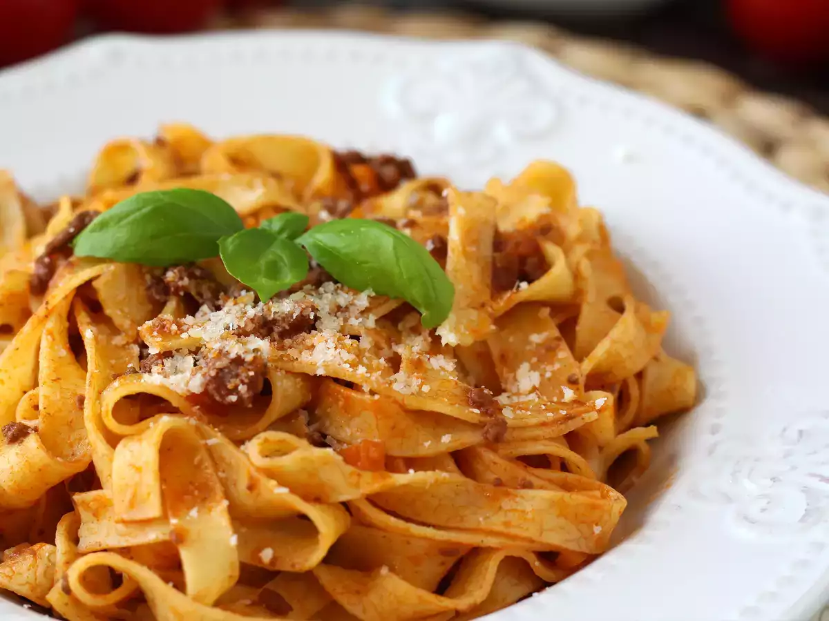 Pâtes à la sauce bolognaise - tagliatelle al ragù alla bolognese