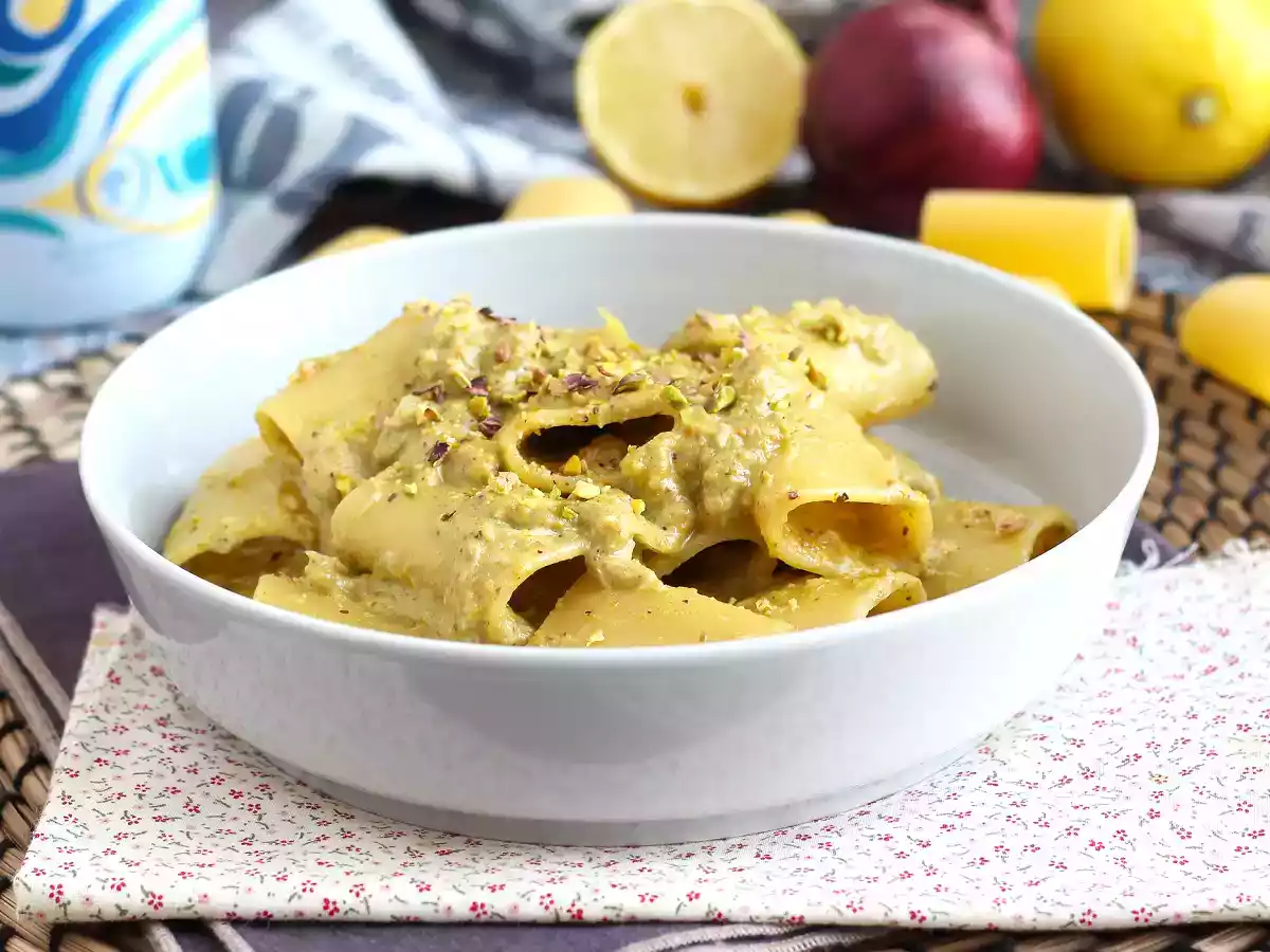 Pâtes avec une super sauce thon, pistaches et citron