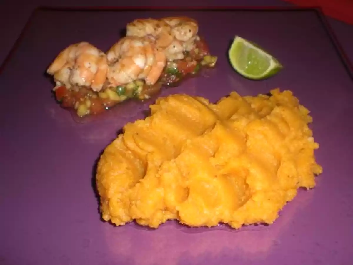 PAVE DE SAUMON GRILLE SUR LIT DE MANGO SALSA ET SA PUREE DE PATATES DOUCES