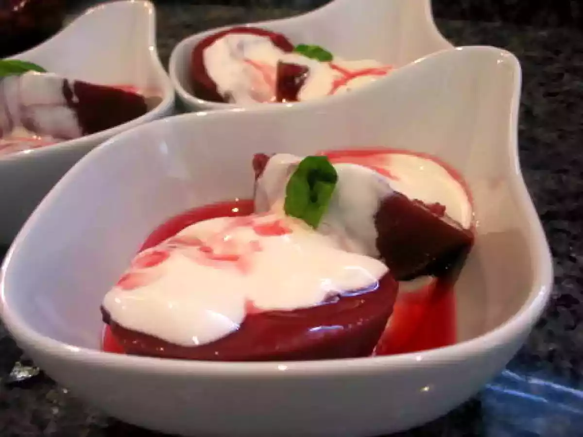 Pêches de vigne au sirop et yaourt à la grecque, un dessert léger, rapide et si simple
