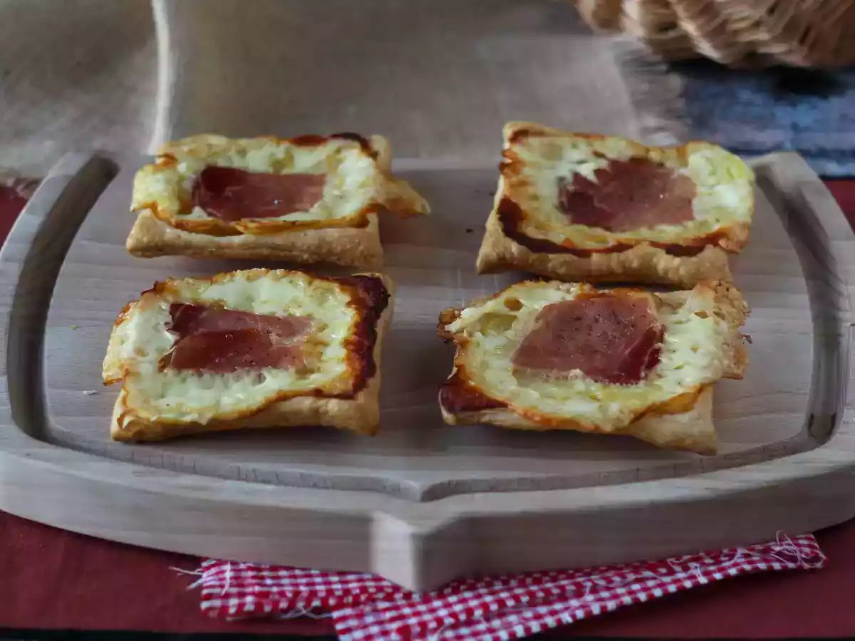 Petites tartes tatin saveur raclette, en portions individuelles
