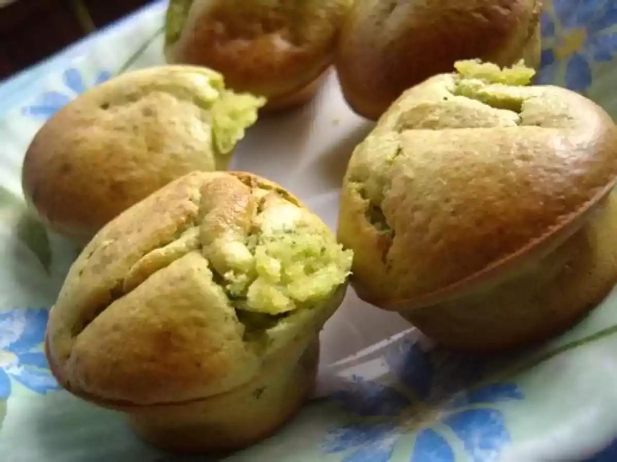 Petits moelleux à la pistache tout léger, tout moelleux miam =)