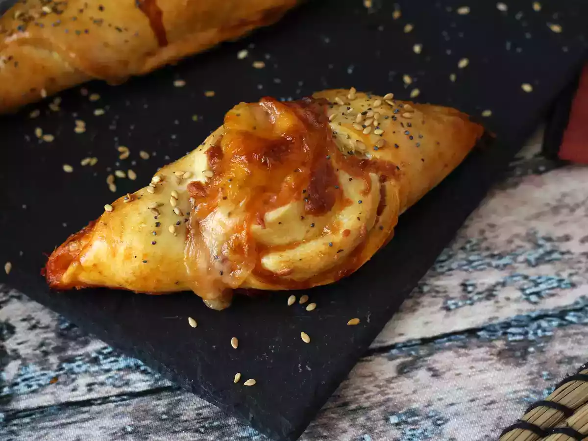 Petits pains bateaux façon pizza farcis de sauce tomate, jambon et mozzarella