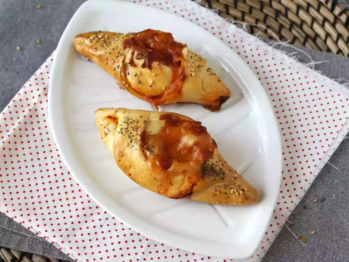 Petits pains bateaux façon pizza farcis de sauce tomate, jambon et mozzarella - photo 4