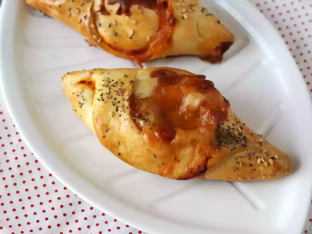 Petits pains bateaux façon pizza farcis de sauce tomate, jambon et mozzarella - photo 6