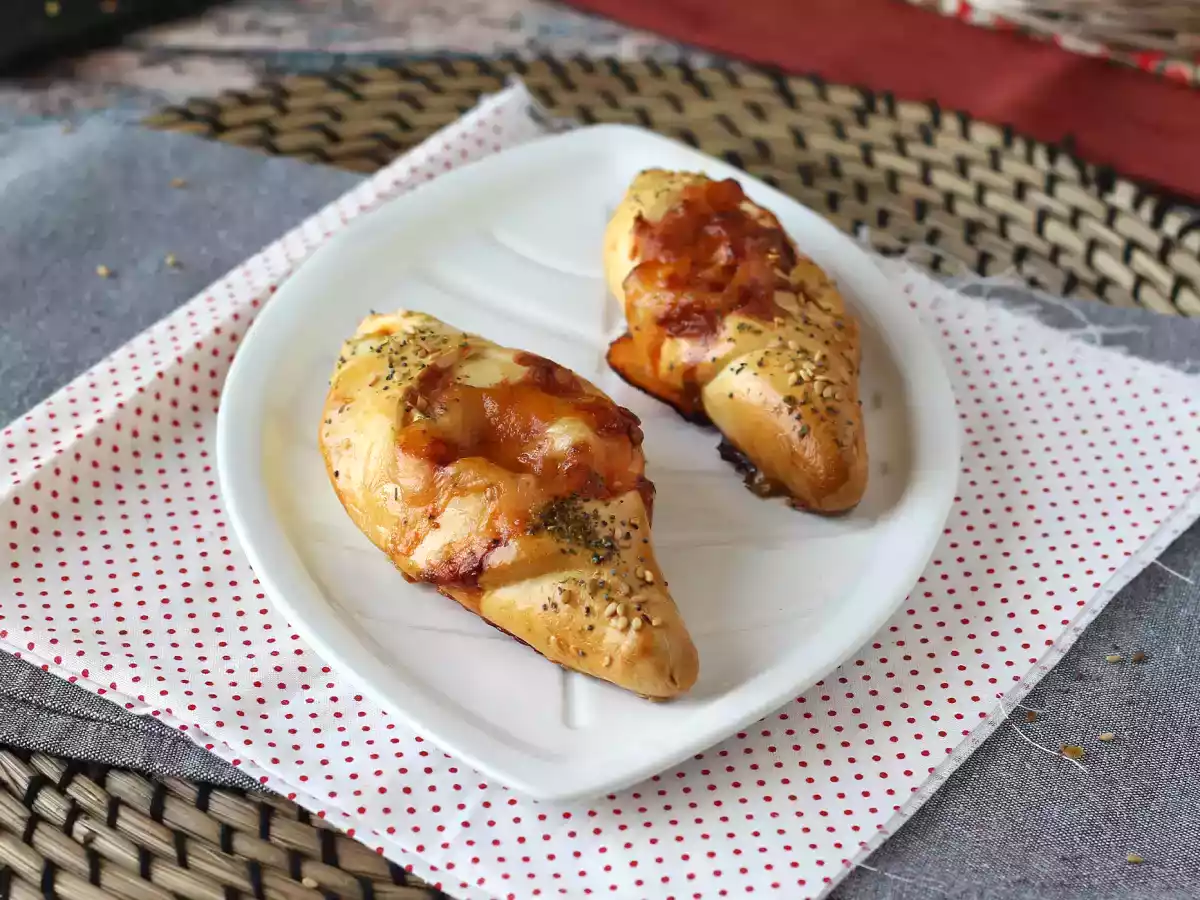 Petits pains bateaux façon pizza farcis de sauce tomate, jambon et mozzarella - photo 2