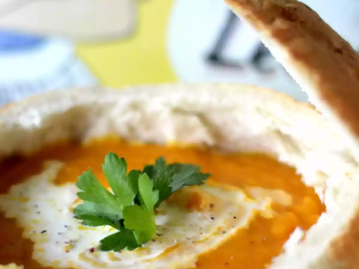 Potage aux légumes dans sa soupière en pain
