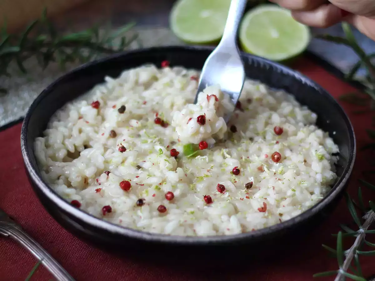 Risotto au citron vert et au poivre rose : une recette végétarienne raffinée