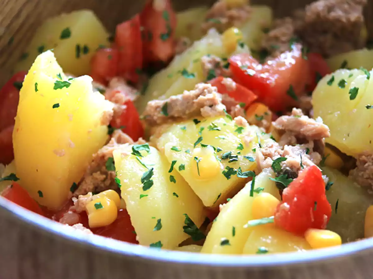 Salade de pommes de terre, thon et tomates