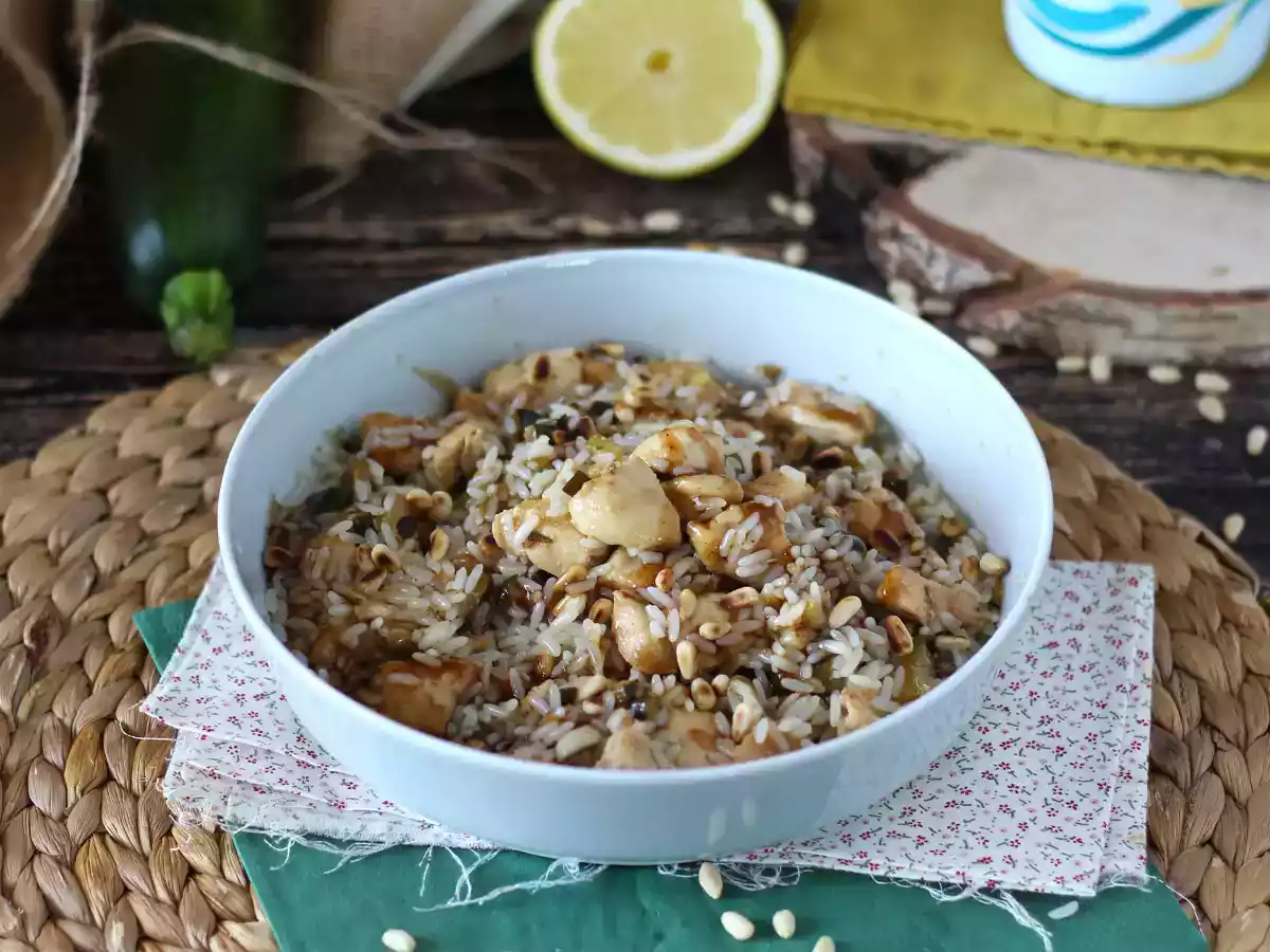 Salade de riz au poulet, courgette, pignons et vinaigre balsamique
