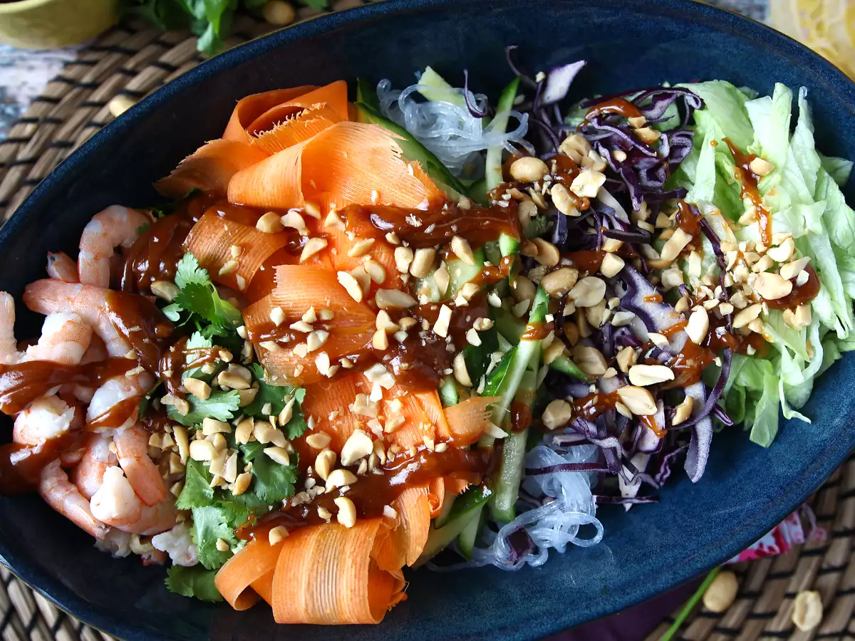 Salade façon rouleau de printemps et sa sauce relevée à la cacahuète