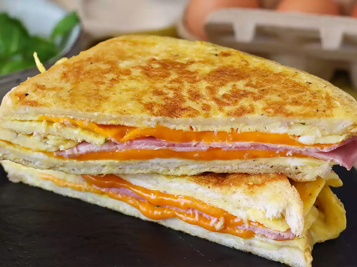 Sandwich express à l'omelette - French toast omelette sandwich - Egg sandwich hack - photo 3