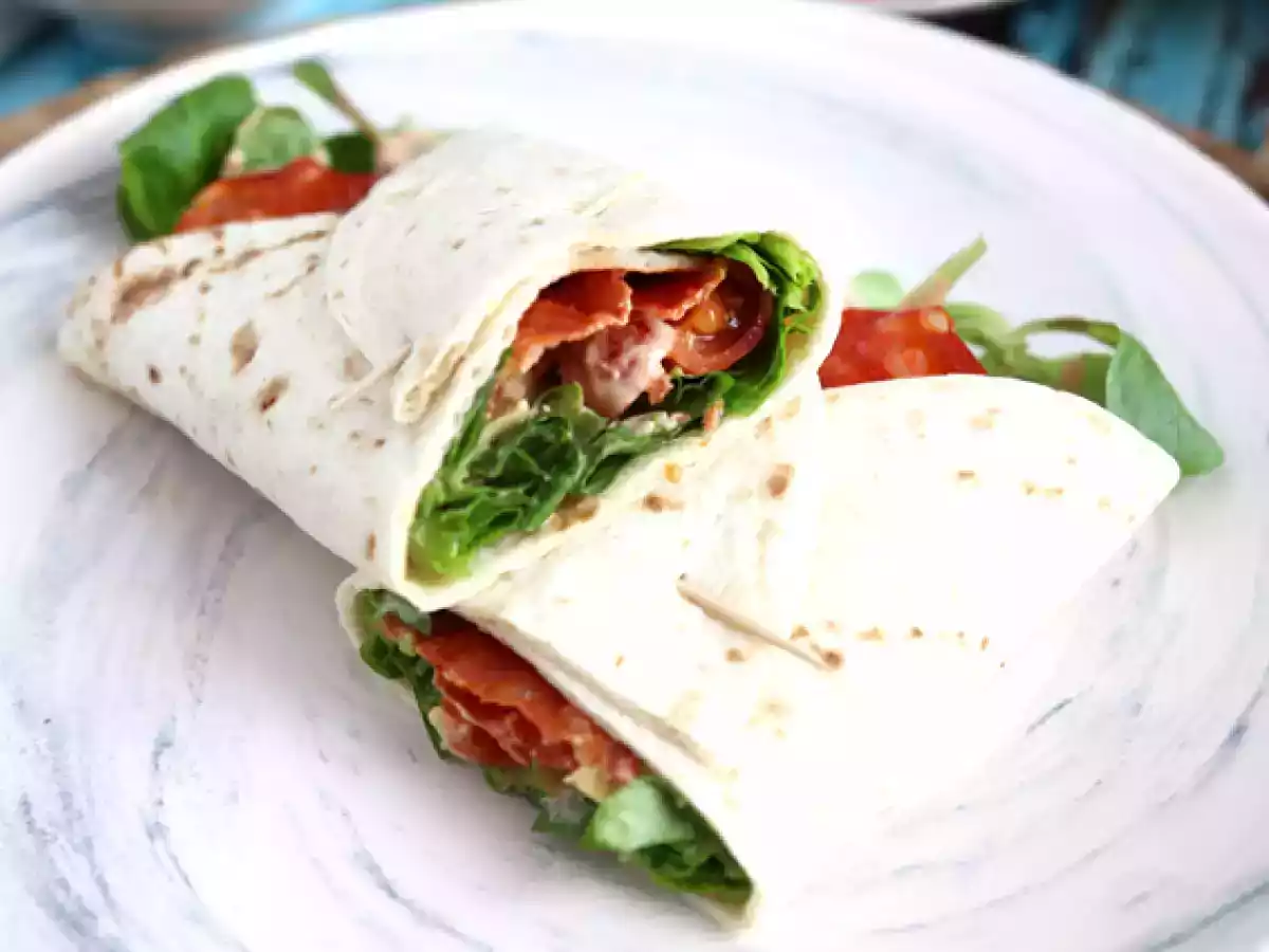 Sandwich wrap au chorizo, avocat et tomates
