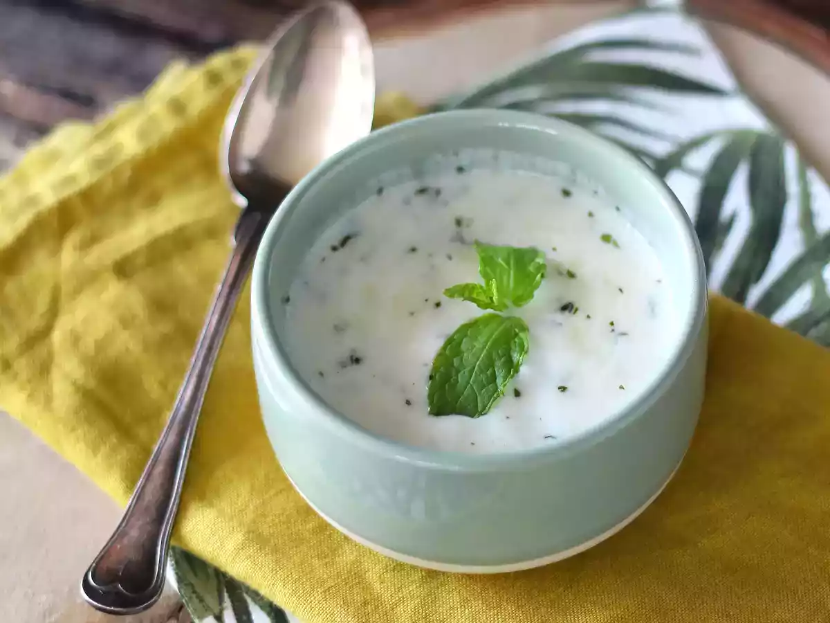 Sauce fraîche au yaourt, idéale pour les salades ou pour accompagner viande et poisson !