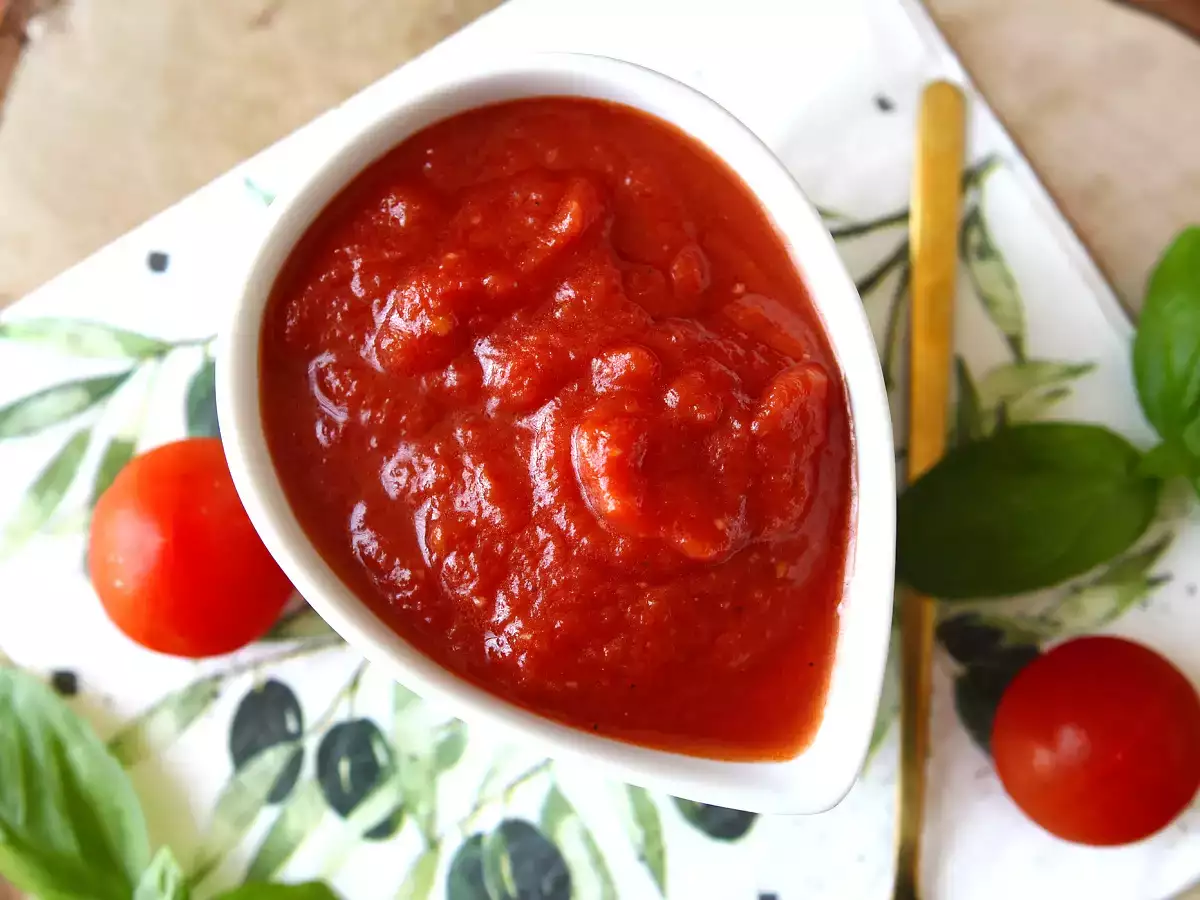 Sauce tomate crue pleine de saveurs, idéale pour garnir une pizza ou une pinsa - photo 2