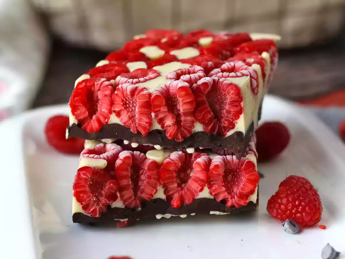 Tablette de chocolat façon Franui, aux framboises, chocolat blanc et chocolat noir!